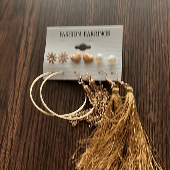 Jewelry - Six pairs fashion earrings